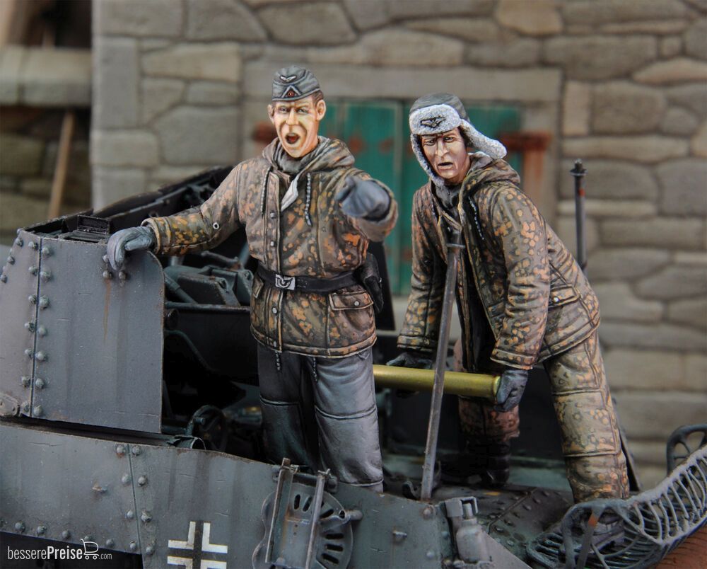 Royal Model RM675 - German tankers in winter dress loading ammo-2 fig.