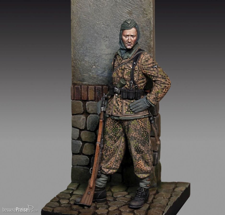 Royal Model RM795 - Waffen SS Grenadier with rifle