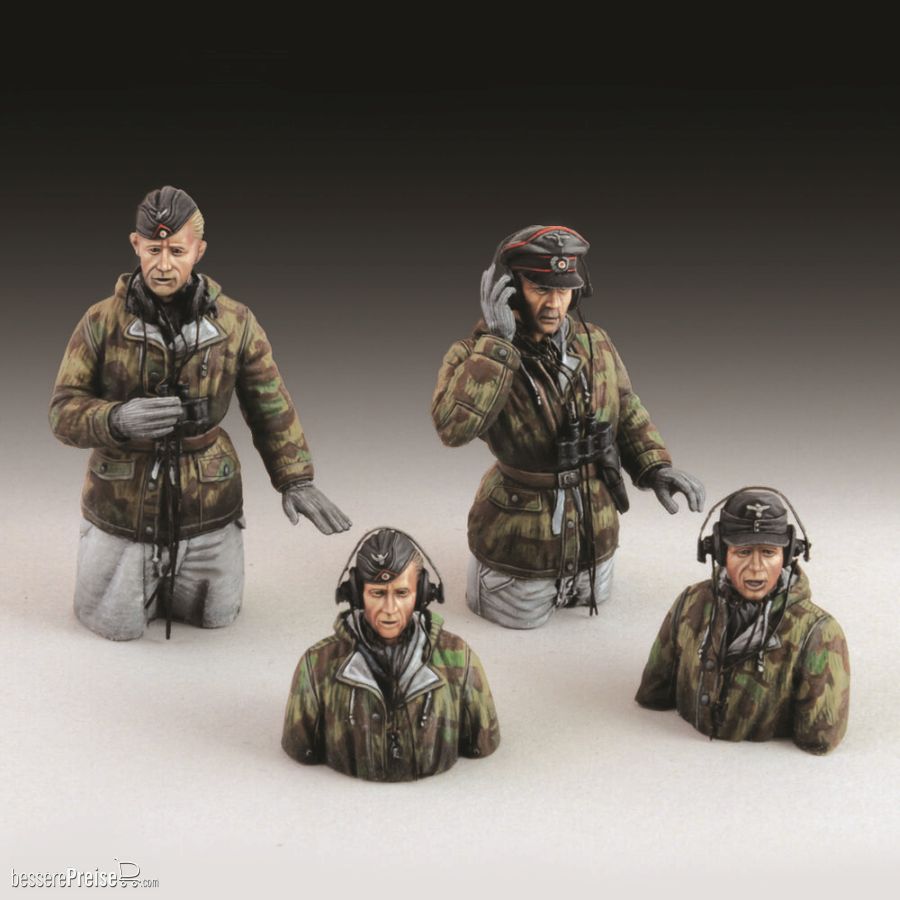 Royal Model RM829 - German tank crew in winter dress - WWII