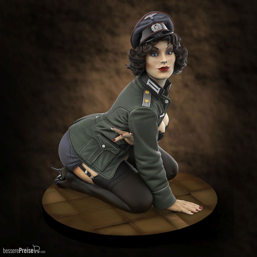 Royal Model RM842 - German Officer Pin-Up