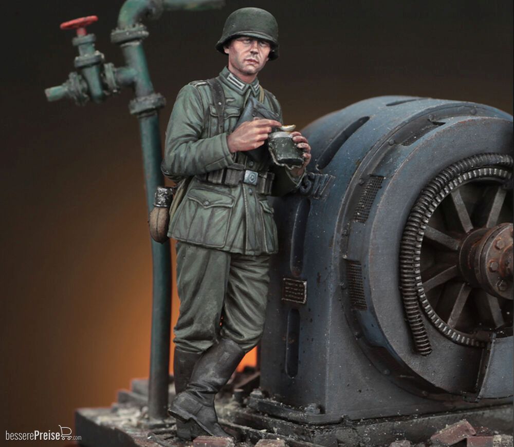 Royal Model RM972 - German infantry soldier eating - WWII