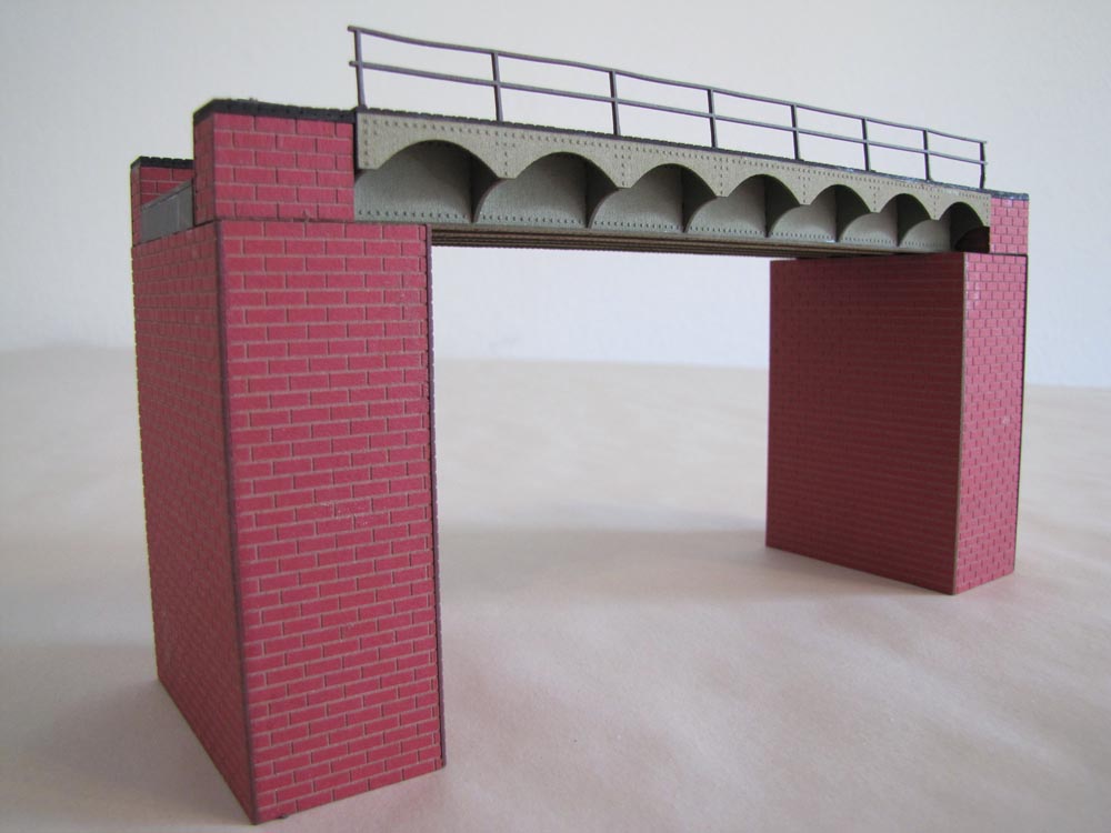 Hack Brücken 70750 - Blechträgerbrücke ( C-Gleis) 16,5cm grün incl. 2  Widerlager in ziegelrot - Typ LT16