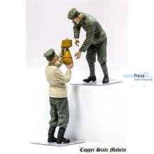 Copper State Models CSM-F32005 - German aerodrome personnel bomb loading team