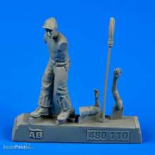 Aerobonus 480.11 - 1:48 U.S.Army aircraft mechanic WWII-PacificT