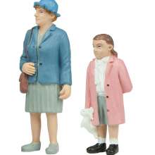 Bachmann 22-196 - Grandma and Granddaughter