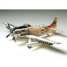 Tamiya 300061058 - 1:48 USN Douglas A1-H Skyraider