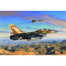 Hobby Boss 80273 - 1:72 General Dynamics F-16B Fighting Falcon