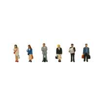 Bachmann 379-304 - Station Passengers Standing