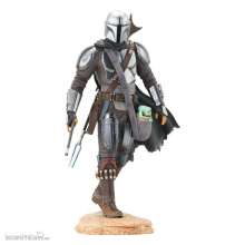 Gentle Giant GENTOCT212182 - Star Wars The Mandalorian Premier Collection Statue 1/7 The Mandalorian with The Child 25 cm