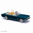 Busch 47528 - Ford Mustang Cabrio mit Fahrerinnen